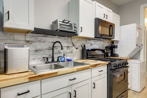 Refrigerador, microondas, parrilla de estufa y cafetera y tetera