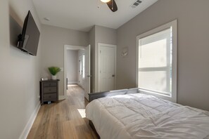 2 habitaciones, tabla de planchar con plancha, internet y ropa de cama