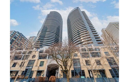 Downtown Toronto Condo | WiFi, Gym & Pool – Steps to Subway & Eaton Centre