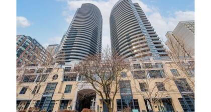 Downtown Toronto Condo | WiFi, Gym & Pool – Steps to Subway & Eaton Centre