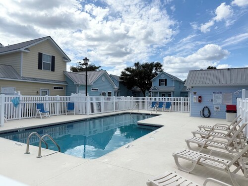 Spacious 3-bedroom cottage, 2 Blocks To Beach! Free WIFI and Parking in Myrtle