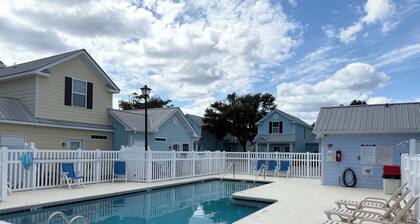 Spacious 3-bedroom cottage, 2 Blocks To Beach! Free WIFI and Parking in Myrtle