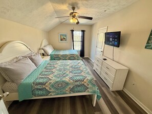 3 bedrooms, iron/ironing board, WiFi, bed sheets - Spacious 3-bedroom cottage, 2 Blocks To Beach! Free WIFI and Parking in Myrtle (Myrtle Beach)