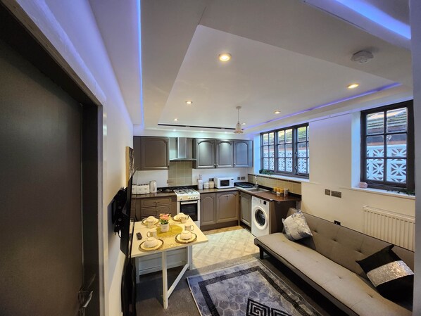 Private kitchen - Double Storey Apartment- Old Trafford (Stretford)