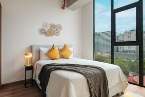 2 bedrooms, desk, iron/ironing board, WiFi