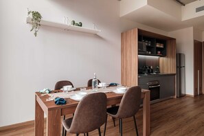 Frigorífico, microondas, horno y placa de cocina