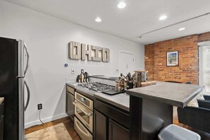 Condo, 1 giường cỡ queen, bếp, quang cảnh thành phố (Short North Lounge) | Bếp riêng | Tủ lạnh, lò vi sóng, lò nướng, bếp nấu