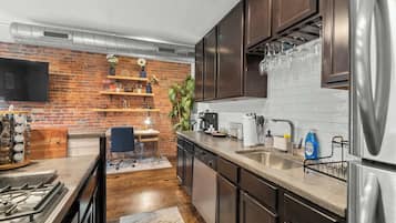 Condo, 1 Queen Bed, Kitchen, City View (Short North Lounge) | Private kitchen | Fridge, microwave, oven, stovetop