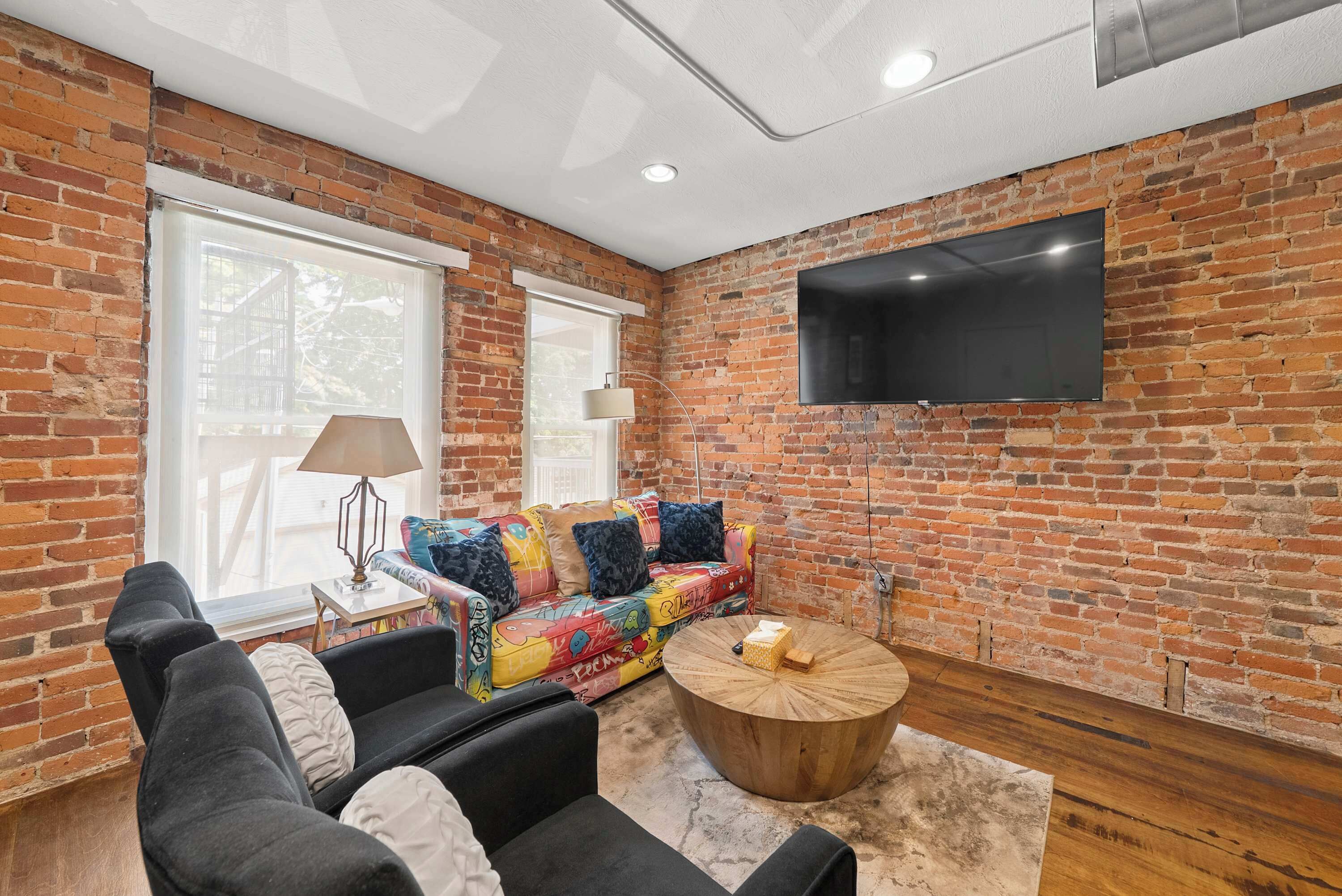 Condo, 1 Queen Bed, Kitchen, City View (Short North Lounge) | Living area | 42-inch flat-screen TV with digital channels