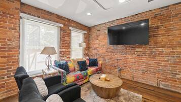 Appart'hôtel, 1 grand lit, cuisine, vue ville (Short North Lounge) | Coin séjour | Télévision à écran plat de 42 pouces avec chaînes numériques