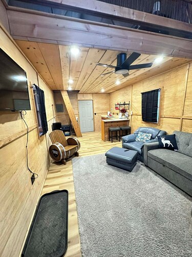 Bass Farm: Lake View Loft Cabin