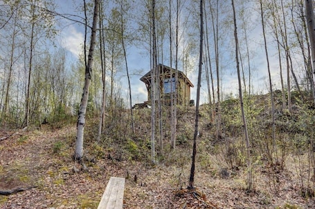 Exterior. Bass Farm: Twin Lakes Couples Dry Cabin