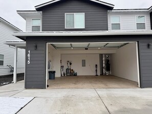 Une maison à deux étages avec un garage.