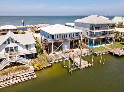 Spacious 6-bedroom waterfront house in Dauphin Island with short walk to beach