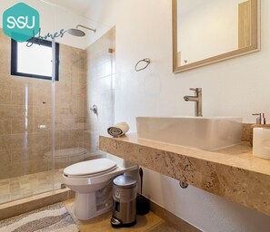 Dusche, Haartrockner, Handtücher, Seife