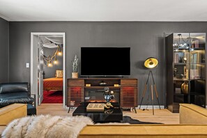 4 bedrooms, iron/ironing board, WiFi, bed sheets - The Gatsby. An Art Deco Retreat (Pensacola)