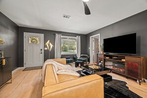 Living area - The Gatsby. An Art Deco Retreat (Pensacola)