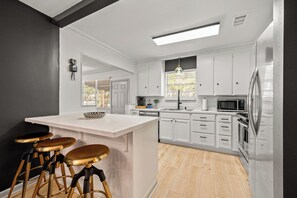 Private kitchen - The Gatsby. An Art Deco Retreat (Pensacola)