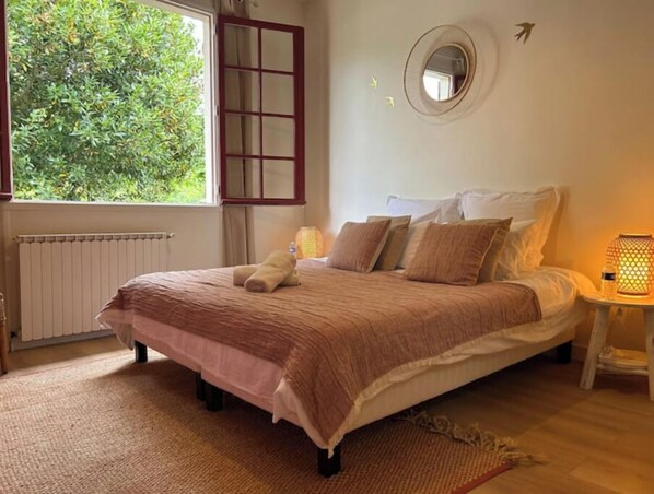 6 bedrooms, desk, iron/ironing board, travel cot