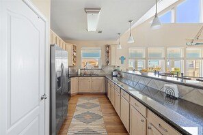 Wasserkocher mit Kaffee-/Teezubehör, Kühlschrank, Mikrowelle, Ofen