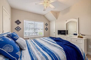 Escritorio, tabla de planchar con plancha, cuna de viaje y wifi 