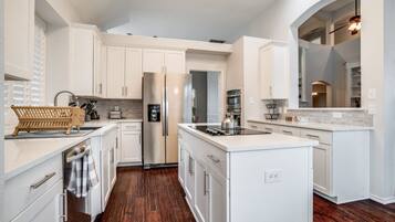 Refrigerador, microondas, horno y parrilla de estufa