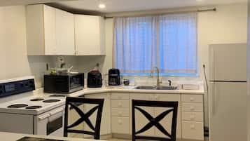 Kühlschrank, Mikrowelle, Herdplatte, Wasserkocher mit Kaffee-/Teezubehör