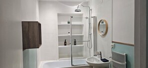 مجففات شعر، مناشف، صابون، ورق حمّام