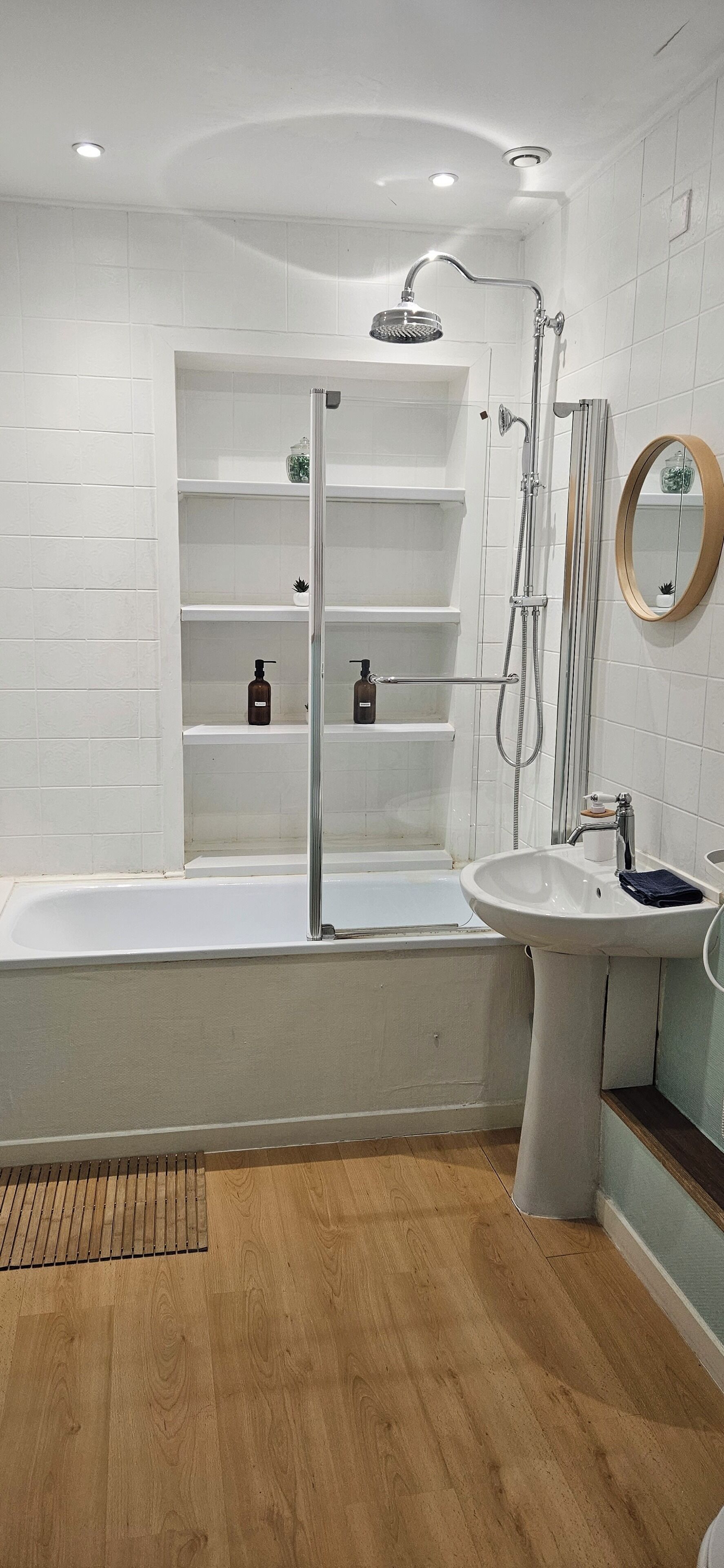Une salle de bain moderne avec une baignoire, un lavabo et une douche.