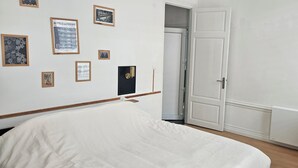 1 soverom, skrivebord, strykejern/-brett og reiseseng for barn
