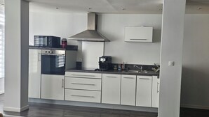 Kaffetrakter/tekoker, kjøleskap, mikrobølgeovn og ovn