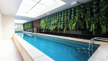 Piscina externa, guarda-sóis, espreguiçadeiras