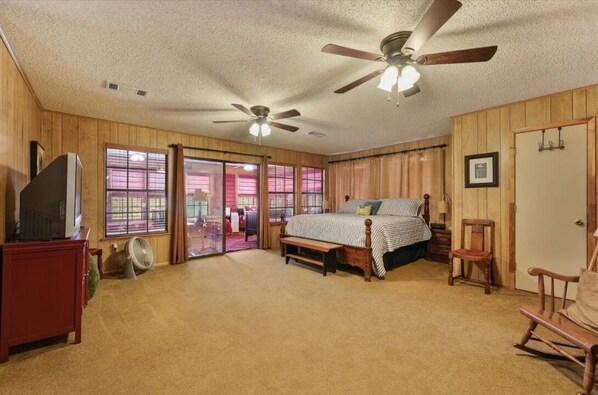 4 bedrooms, iron/ironing board, WiFi, bed sheets