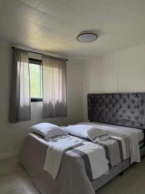 4 bedrooms, iron/ironing board, WiFi, bed sheets