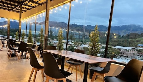 Restaurant. Golden Garden Hotel & Suites