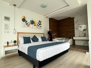 JUNIOR SUITE | In-room dining