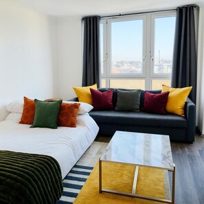 2 bedrooms, iron/ironing board, free WiFi, bed sheets - Shoreditch Central 2BR | Sleeps 6 | Balcony views (London)