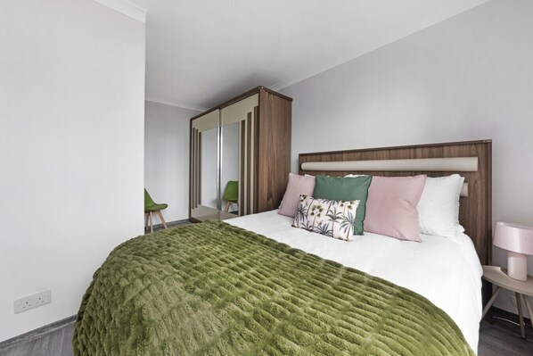 2 bedrooms, iron/ironing board, free WiFi, bed sheets - Shoreditch Central 2BR | Sleeps 6 | Balcony views (London)