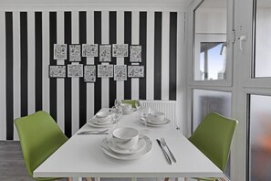 Dining - Shoreditch Central 2BR | Sleeps 6 | Balcony views (London)