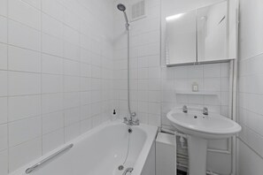 Towels, toilet paper - Shoreditch Central 2BR | Sleeps 6 | Balcony views (London)