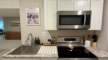 Microondas, horno y placa de cocina