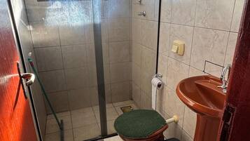 Secador de cabelo, toalhas de banho, papel higiênico