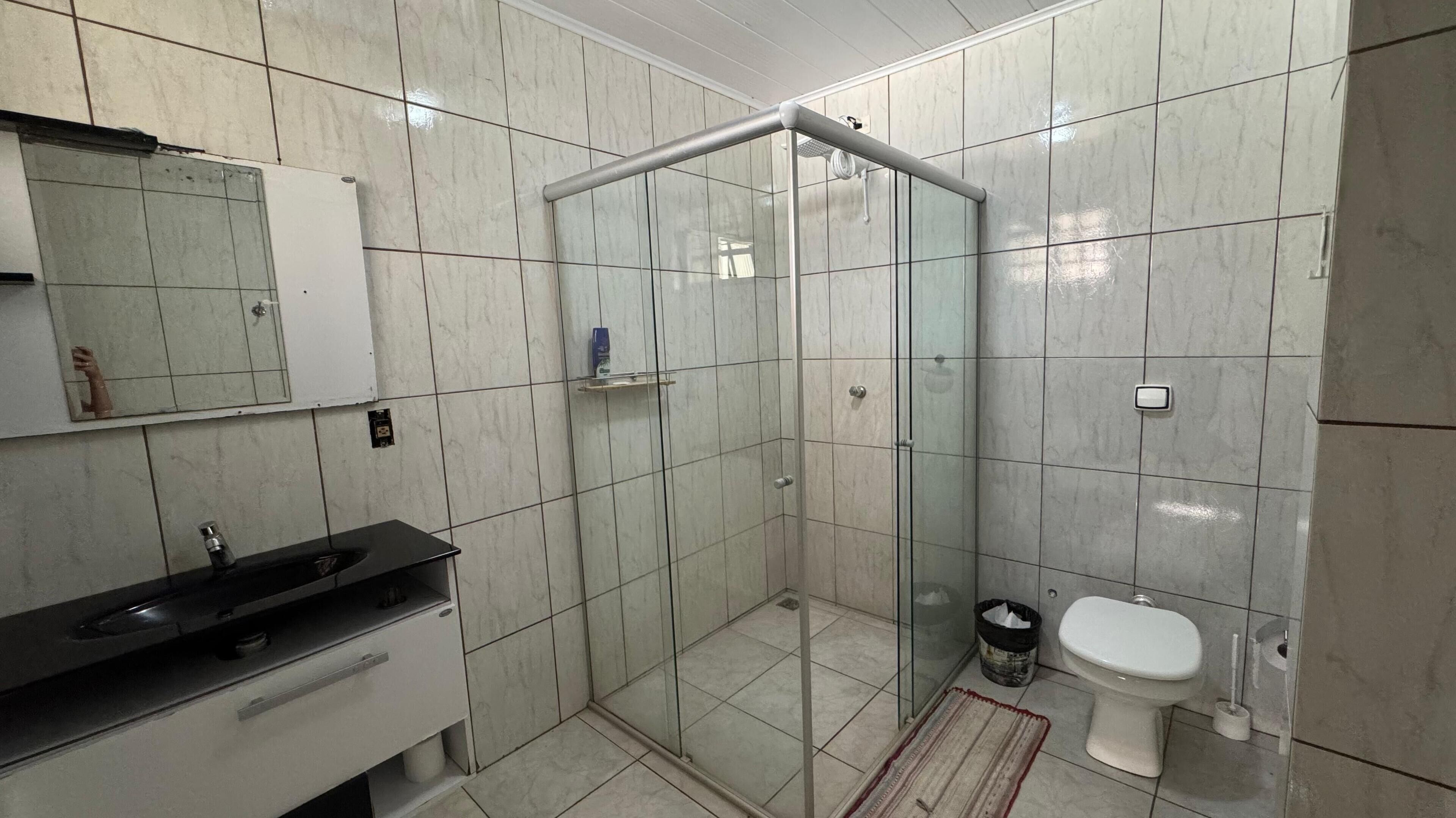 Sèche-cheveux, serviettes fournies, papier toilette