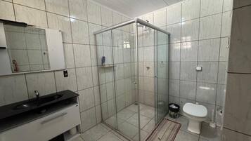 SĂšche-cheveux, serviettes fournies, papier toilette