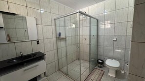 Séchoir à cheveux, serviettes fournies, papier de toilette