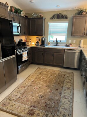 Refrigerador, microondas, horno, placa de cocina
