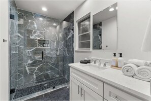 Shower, jetted tub, hair dryer, towels - Move-In Ready Luxury: Stunning 5-Bed Furnished Gem in Preston Hollow (Dallas)