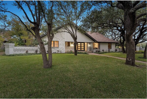 Exterior - Move-In Ready Luxury: Stunning 5-Bed Furnished Gem in Preston Hollow (Dallas)