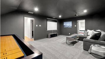 Televisión y chimenea