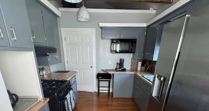 Pet-Friendly, Fully Fenced, 2-bedroom, Big Yard House